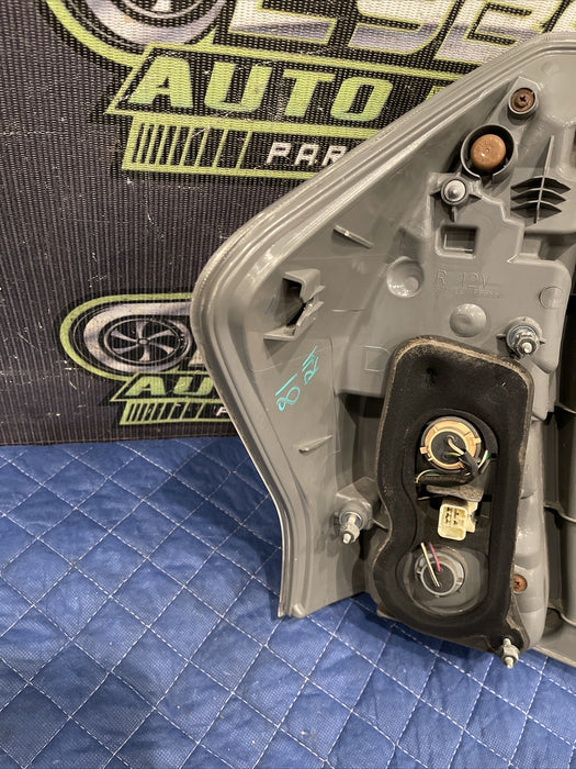 2014 TOYOTA PRIUS V REAR RIGHT PASSENGER TAILLIGHT TAIL LIGHT OEM