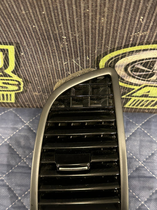 2014 AUDI R8 FRONT RIGHT PASSENGER DASH DASHBOARD HVAC AIR VENT OEM 423 820 902