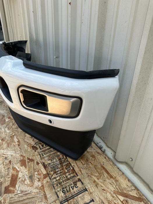 2023-2025 FORD F250 F350 FRONT BUMPER STAR WHITE (AZ) OEM *PAINT CHIPS 10,11*