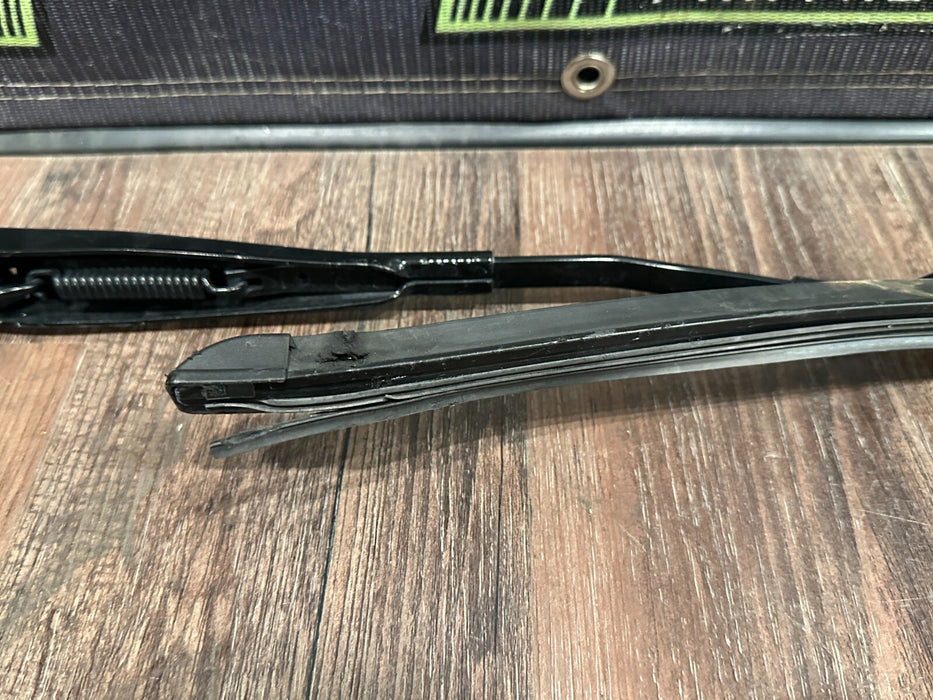 2021 AUDI R8 DRIVER LEFT WINDSHIELD WIPER OEM *READ/WEAR*