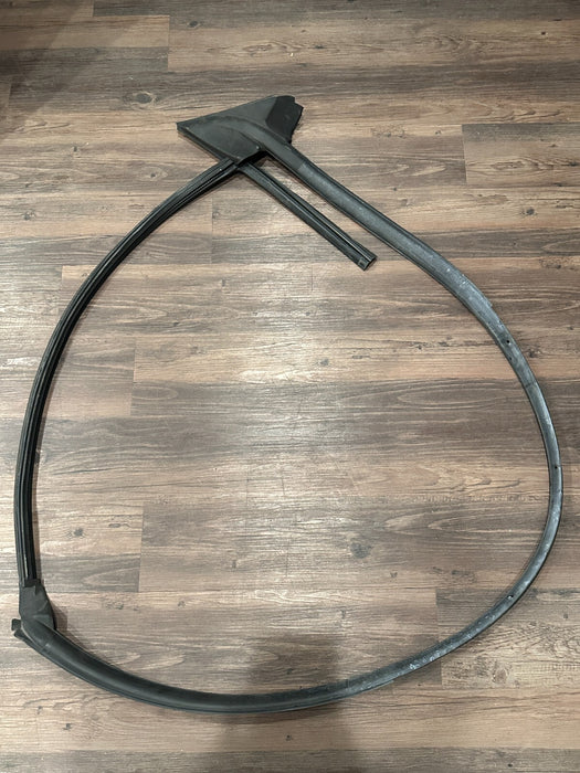 2021 AUDI R8 DRIVER LEFT DOOR WEATHER STRIP SEAL OEM 4S0 837 911