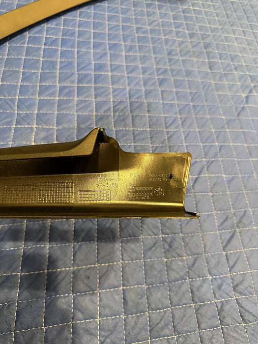 2024 BMW M3 M4 G80 G82 FRONT RIGHT DOOR FRAME MOLDING W SPEAKER OEM 51337447172