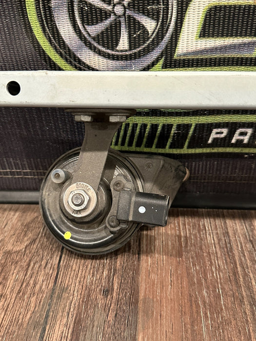 2017-18 AUDI R8 MOUNTING BRACKET W LEFT RIGHT HORN ASSEMBLY OEM