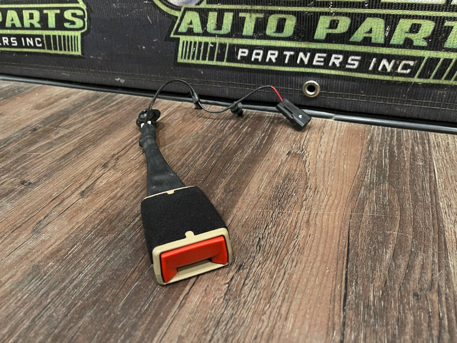 2017-2019 FORD F250 F350 FRONT DRIVER LEFT SEATBELT RECIEVER BUCKLE OEM