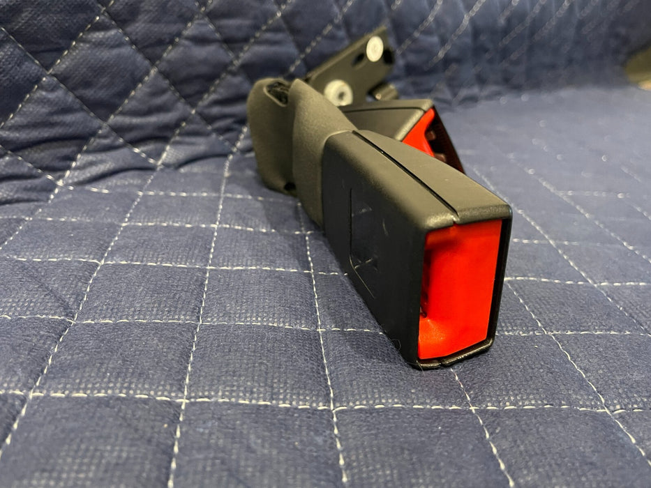 2019 MERCEDES-BENZ E63S AMG REAR SEAT MIDDLE SEATBELT BUCKLES OEM 290 860 06 00