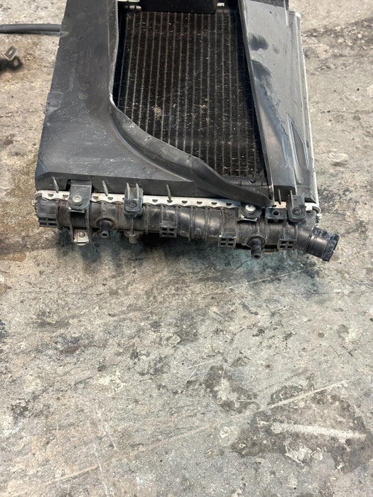 2014 AUDI R8 FRONT DRIVER LEFT RADIATOR 420 121 281 420121281 ASSEMBLY ~READ~