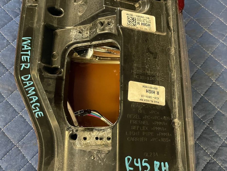 2017-2019 FORD F250 F350 F450 PASSENGER RIGHT TAIL LIGHT OEM *WATER DAMAGE*