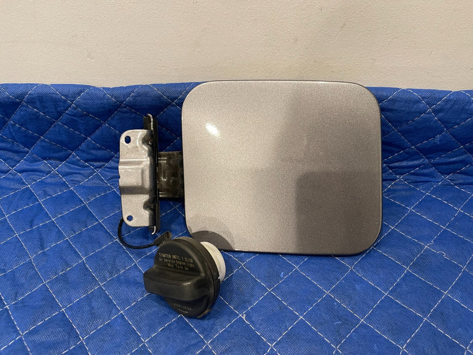 2017 INFINITI Q50 RED SPORT FUEL/ GAS GRAY DOOR COVER & TANK INSERT (KAD)