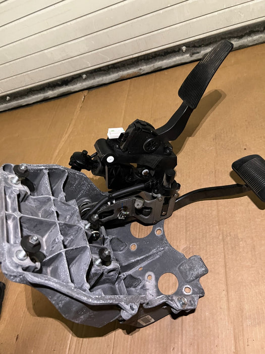 2017 RAM 2500 3500 MEGA CAB LARAMIE GAS BRAKE PEDAL ASSEMBLY OEM 2013-2018