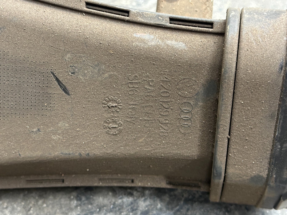 2014 AUDI R8 OEM RIGHT CENTRE INTAKE AIR DUCT 420129928 420 129 928