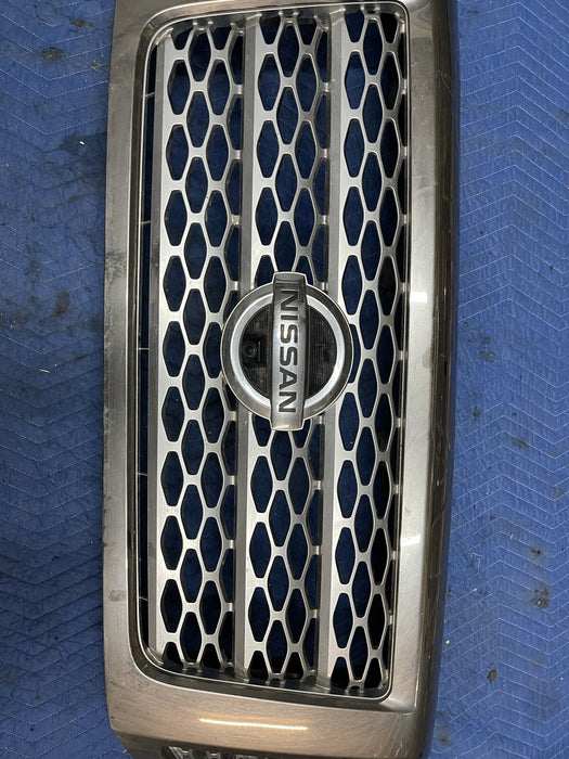 2019 NISSAN TITAN XD CREW FRONT CHROME GRILLE ASSEMBLY W/ CAMERA *MINOR FLAW*
