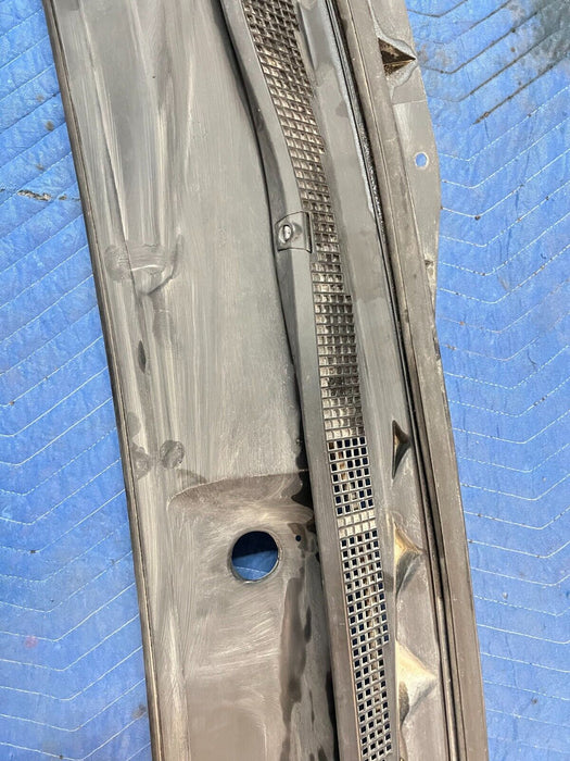 2016 2019 NISSAN TITAN XD OEM WINDSHIEL COWL 66810EZ10B 66810 EZ10B