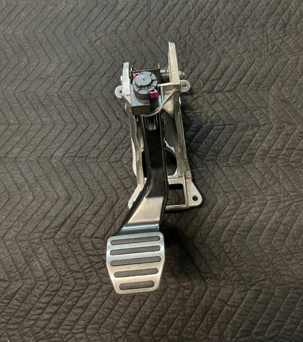 2017 AUDI R8 BRAKE STOP PEDAL / BRACKET OEM 4s0 721 117