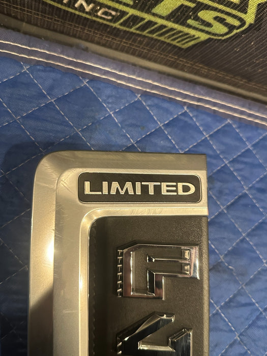 2017-2019 FORD F450 LIMITED FRONT LEFT FENDER EMBLEM BADGE OEM *SCUFFS 3-4*