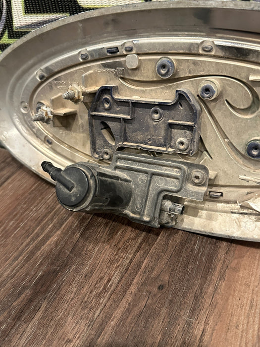 2017-2019 FORD 350 F450 FRONT GRILLE EMBLEM W CAMERA ASSEMBLY OEM *NORMAL WEAR*