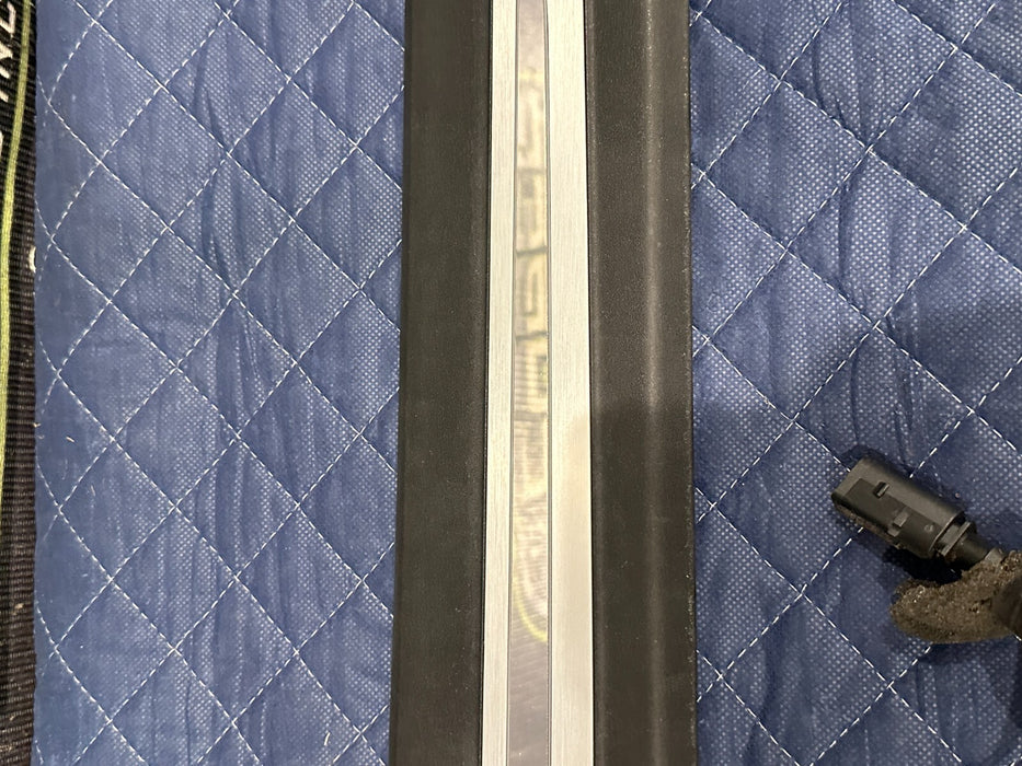 2014 AUDI R8 FRONT PASSENGER RIGHT ILLUMINATED KICK SCUFF SILL PLATE 420 853 372