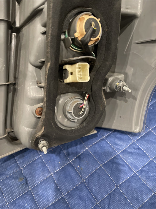 2014 TOYOTA PRIUS V REAR LEFT DRIVER TAILLIGHT TAIL LIGHT OEM