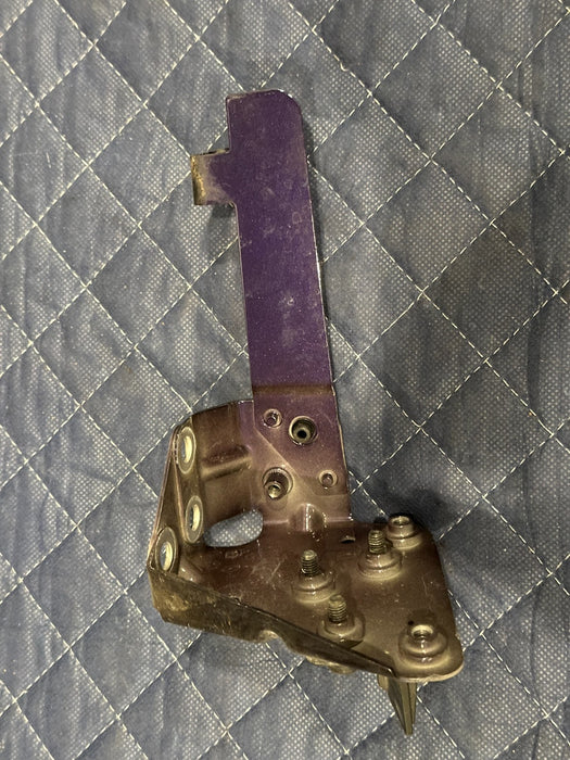 2014 AUDI R8 FRONT PASSENGER RIGHT FENDER BRACKET 420 806 420 OEM