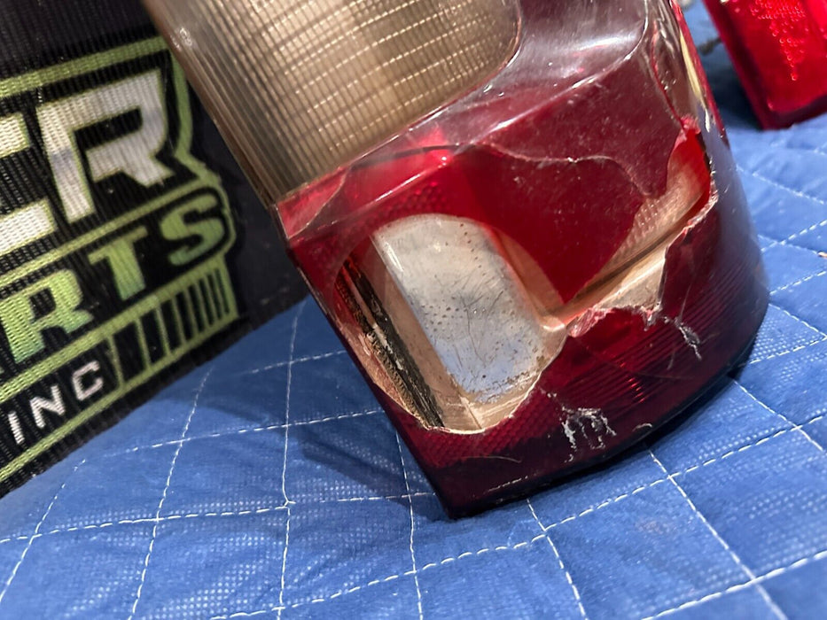 2017- 2019 FORD F250 F350 F450 PASSENGER RIGHT LED TAIL LIGHT OEM *PARTS ONLY*