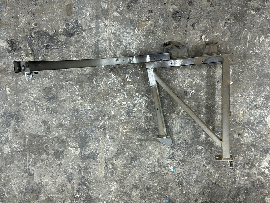 2014 AUDI R8 FRONT RIGHT FENDER RADIATOR SUPPORT STRUCTURE MOUNT BRACKET OEM