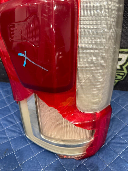 2017-2019 FORD F250 F350 F450 DRIVER LEFT LED TAIL LIGHT OEM *CHIPPED*