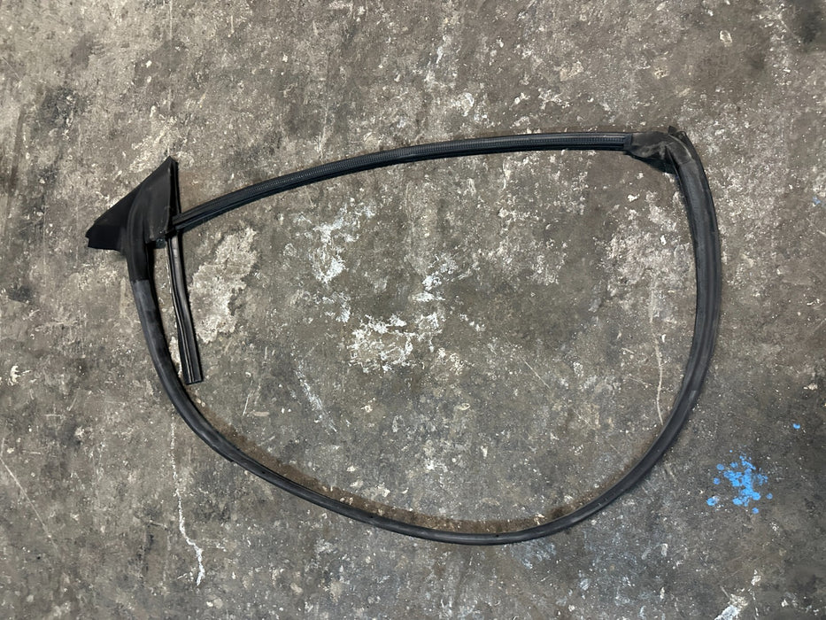 2018 AUDI R8 SPYDER RIGHT PASSENGER DOOR SEAL 4S0837912A 4S0 837 912 A