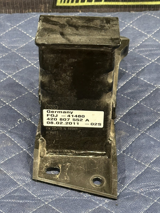 2014 AUDI R8 OEM FRONT PASSENGER RIGHT BUMPER BRACKET 420807552 420 807 552 A