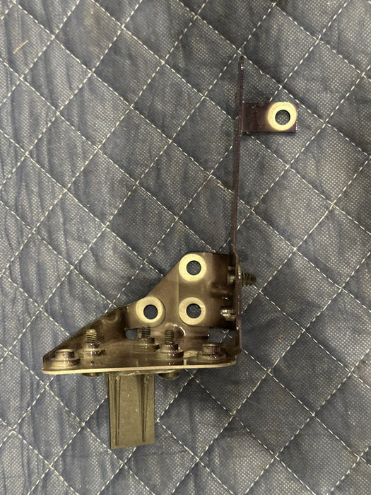 2014 AUDI R8 FRONT PASSENGER RIGHT FENDER BRACKET 420 806 420 OEM