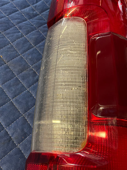 2017-2019 FORD F250 F350 F450 PASSENGER RIGHT TAIL LIGHT OEM *WATER DAMAGE*