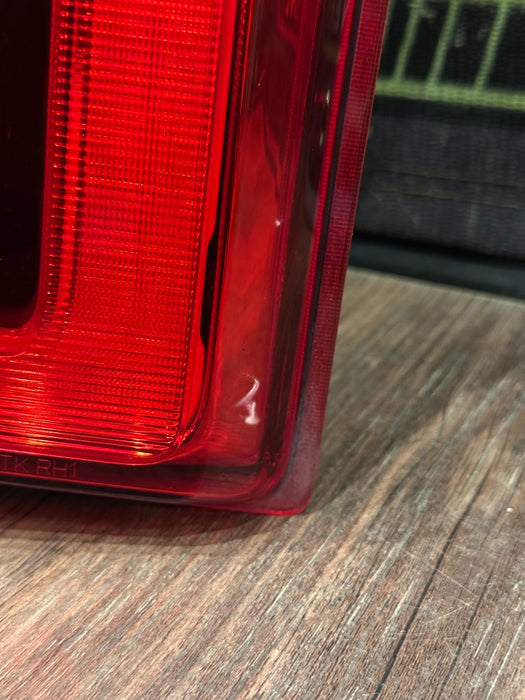 2017-2019 FORD F250 F350 F450 RIGHT LED TAIL LIGHT OEM *CHIPPED/WEAR 6-8*