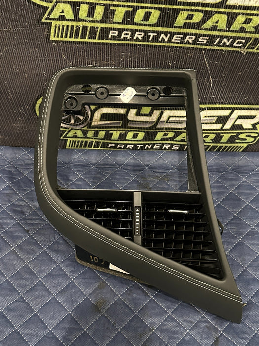 2012 AUDI R8  FRONT CENTER DASH AIR VENT A/C TRIM BEZAL 423 820 951