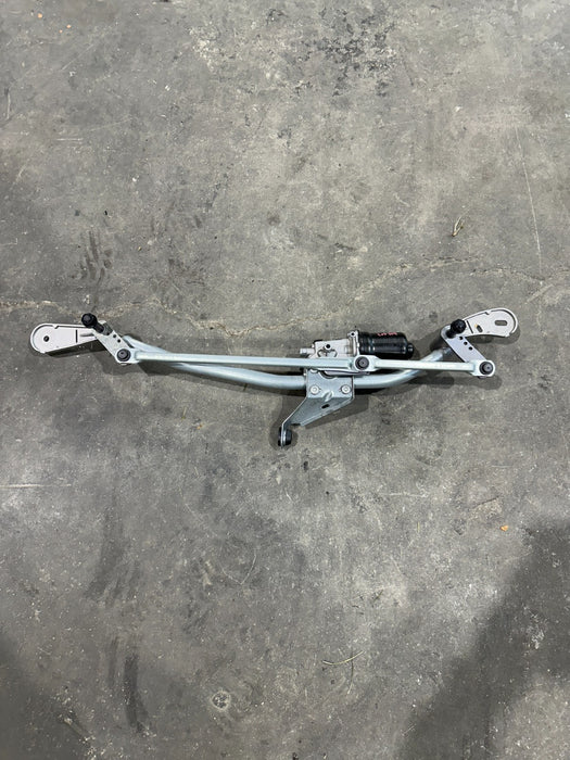 2024 BMW M3 M4 G80 G82 WINDSHIELD WIPER LINKAGE W MOTOR OEM