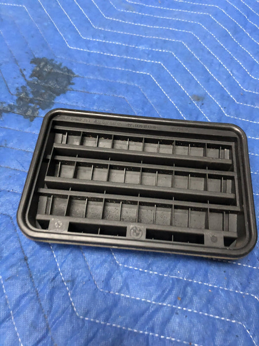 2011 BMW 550i F10 5 SERIES QUARTER PANEL AIR VENT GRILLE 6962293 64-22-6-962-293