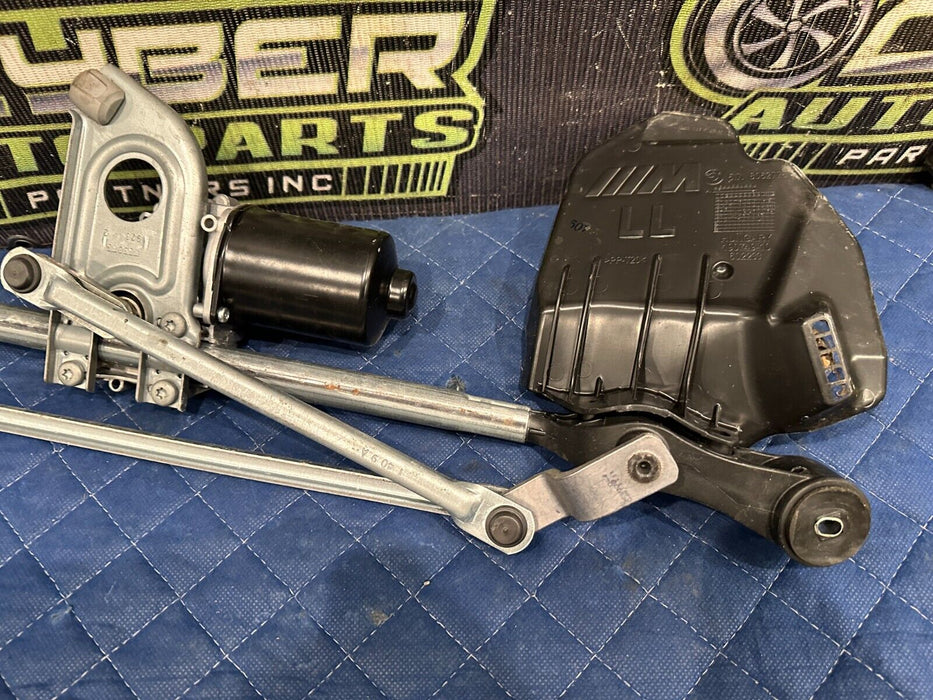 2015-2020 BMW M4 F82 FRONT WINDSHIELD WIPER MOTOR OEM 7 267 503 03