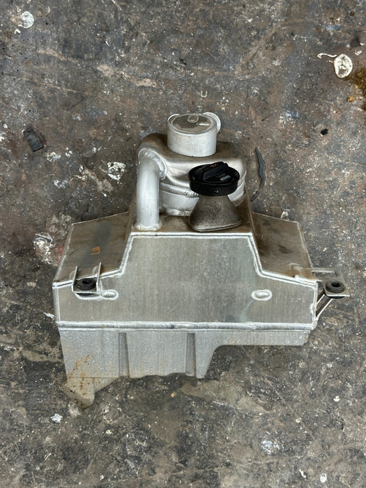 2012 2014 AUDI R8 OIL SUMP RESERVOIR TANK W/ SENSOR OEM 420 115 373 L