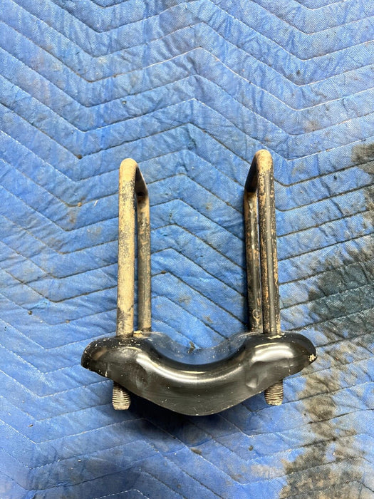 2016-19 NISSAN TITAN XD REAR LEFT DRIVER LEAF SPRING MOUNT PLATE W/ U BOLTS OEM