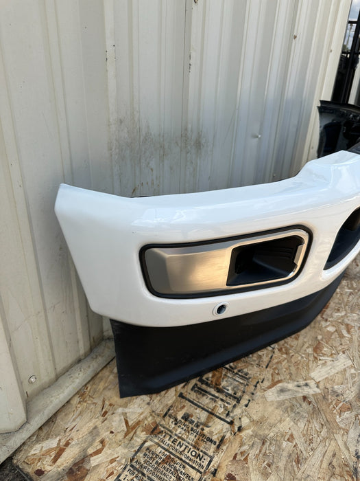 2023-2025 FORD F250 F350 FRONT BUMPER STAR WHITE (AZ) OEM *PAINT CHIPS 10,11*