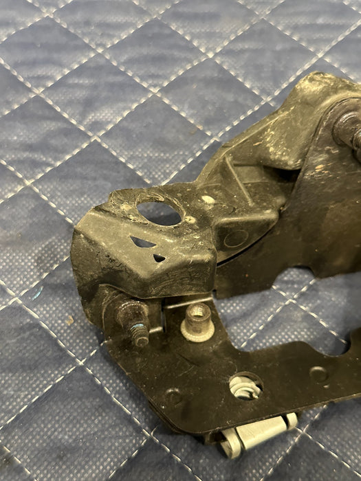 2014 AUDI R8 FRONT PASSENGER RIGHT MOUNT SUPPORT BUMPER BRACKETS 420 807 184 A