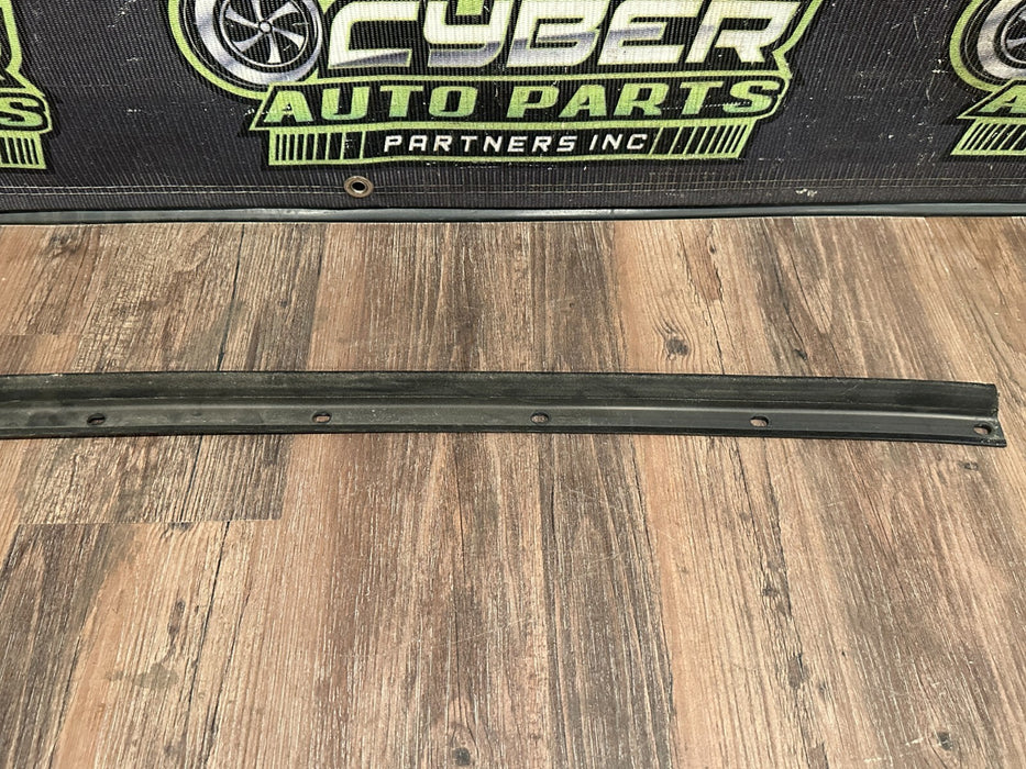 2021 AUDI R8 DRIVER LEFT DOOR WINDOW WEATHER STRIP BELT OEM 4S0 837 477