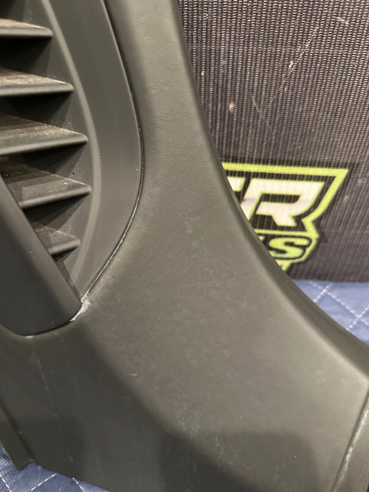 2018 AUDI R8 SPYDER LEFT PILLAR TRIM COVER PANEL W/ SIDE VENTS 4S7 867 035 E 25D