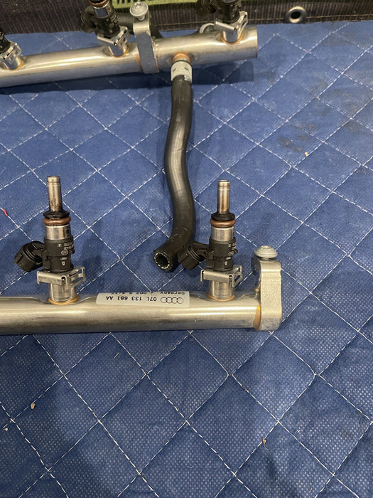 2017 AUDI R8 PLUS UPPER FUEL RAIL FUEL DISTRIBUTORS 07L-133-681-AB PAIR OEM