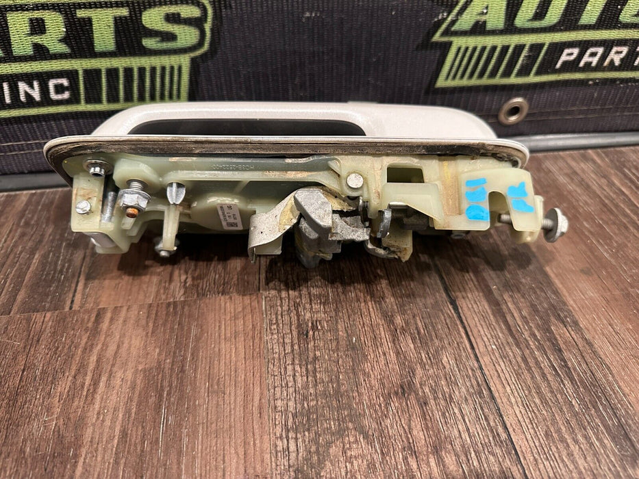 2017 FORD F250 F350 FRONT RIGHT DOOR HANDLE METALLIC WHITE (UG) ~MINOR WEAR~
