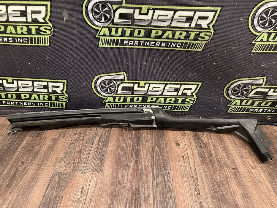 2010 NISSAN 370Z FRONT DRIVER LEFT HOOD FENDER SEAL STRIP OEM 65821 1EA0A