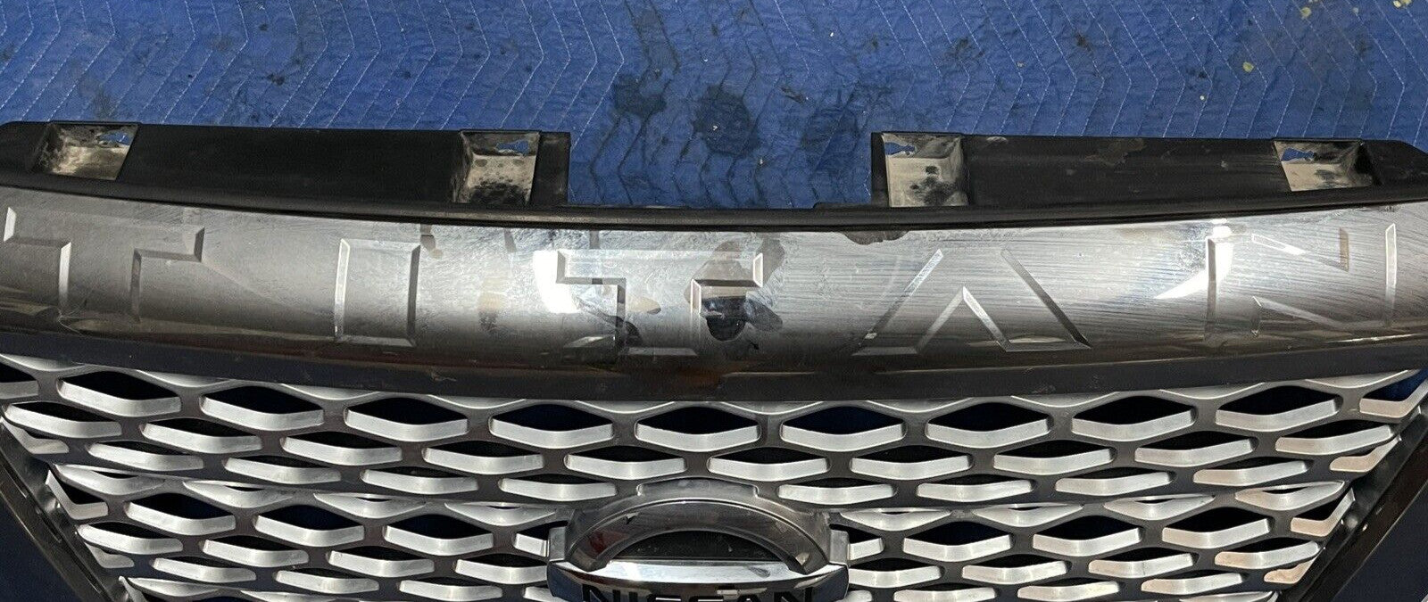2019 NISSAN TITAN XD CREW FRONT CHROME GRILLE ASSEMBLY W/ CAMERA *MINOR FLAW*