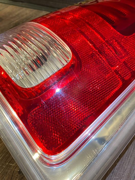2014-2018 DODGE RAM 2500 3500 CUMMINS REAR RIGHT LED TAILIGHT OEM *CRACK/READ*