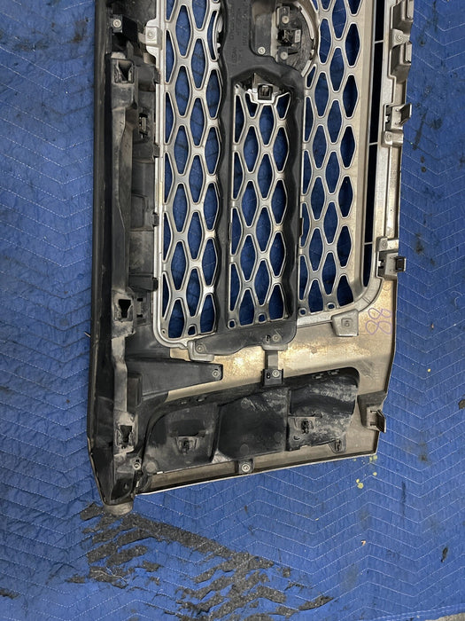 2019 NISSAN TITAN XD CREW FRONT CHROME GRILLE ASSEMBLY W/ CAMERA *MINOR FLAW*