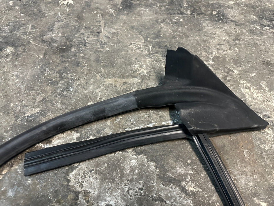 2018 AUDI R8 SPYDER RIGHT PASSENGER DOOR SEAL 4S0837912A 4S0 837 912 A