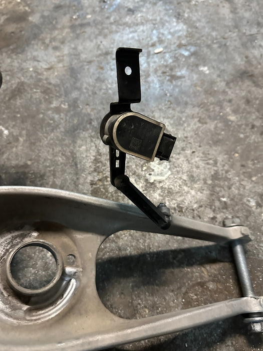 2020 BMW M4 F82 REAR LEFT SPINDLE KNUCKLE CONTROL ARM SUSPENSION W/ AXLE OEM