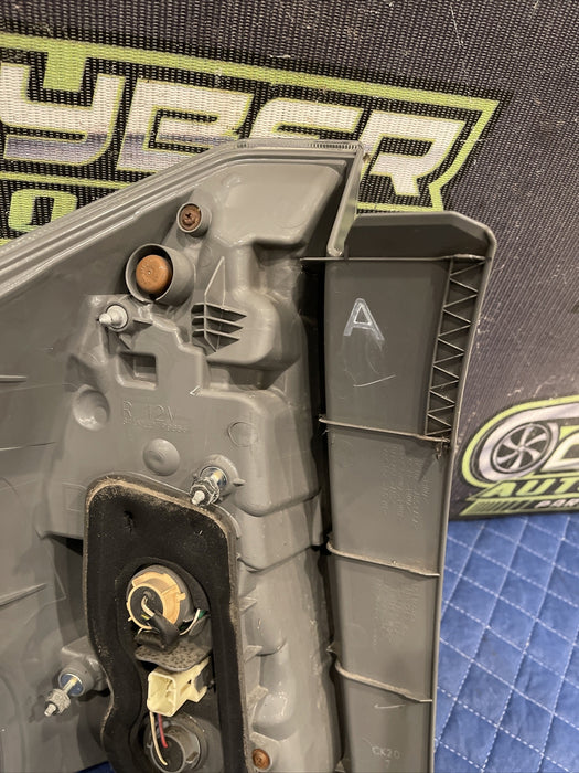 2014 TOYOTA PRIUS V REAR RIGHT PASSENGER TAILLIGHT TAIL LIGHT OEM