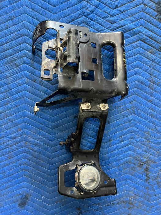 2016 NISSAN TITAN XD INNER FRONT LEFT DRIVER BUMPER BRACKET W/ FOGLIGHT OEM